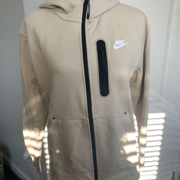 Nike cream hooded jacket - Picture 2 of 4